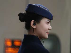 列车员上班戴耳麦？网友：这身穿搭真酷！