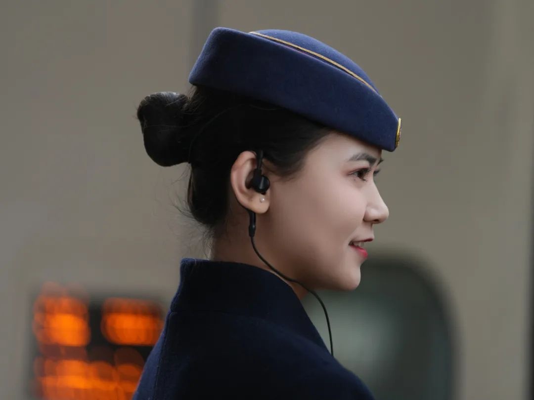 列车员上班戴耳麦?网友:这身穿搭真酷!