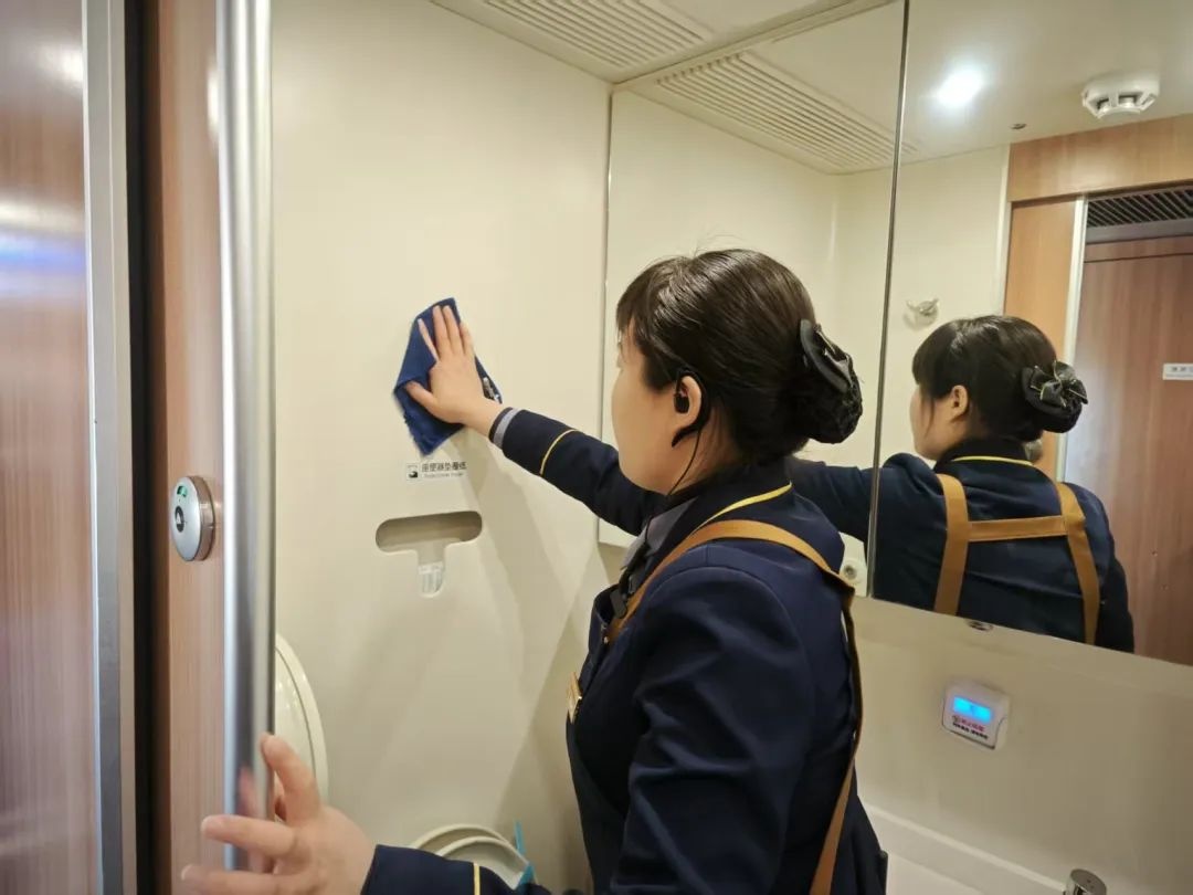 列车员上班戴耳麦?网友:这身穿搭真酷!