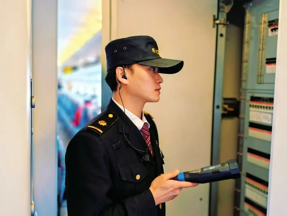 列车员上班戴耳麦?网友:这身穿搭真酷!