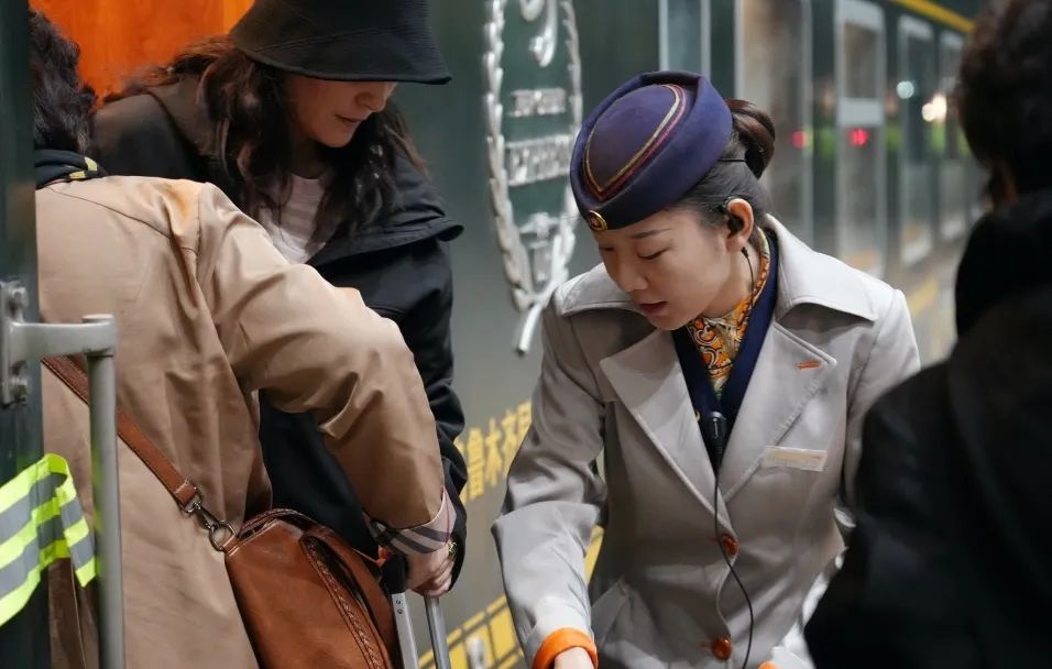 列车员上班戴耳麦?网友:这身穿搭真酷!