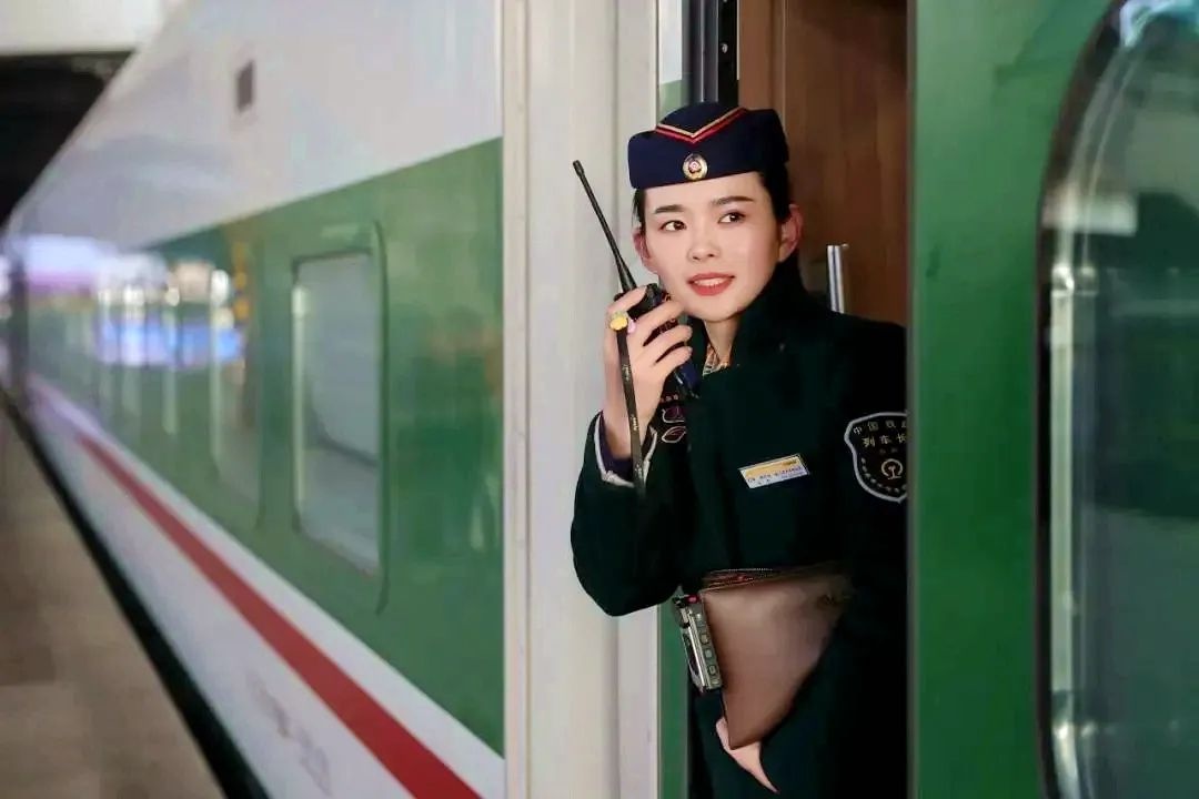 列车员上班戴耳麦?网友:这身穿搭真酷!