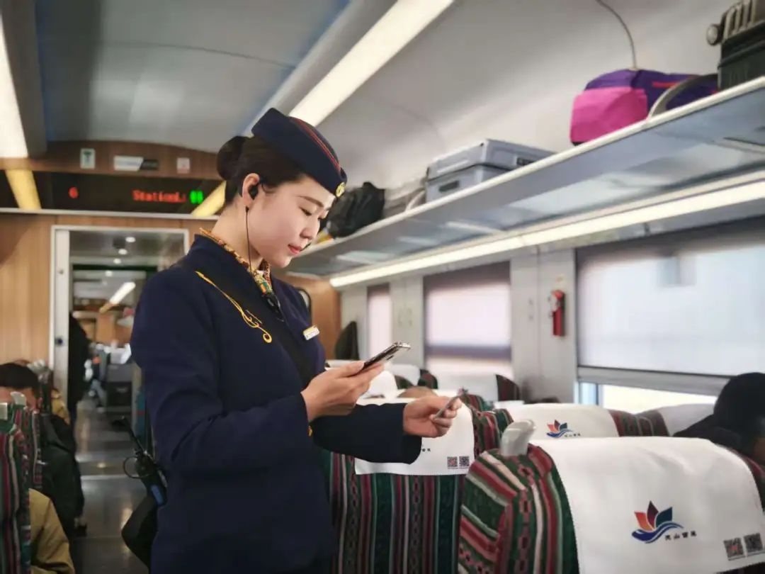列车员上班戴耳麦?网友:这身穿搭真酷!