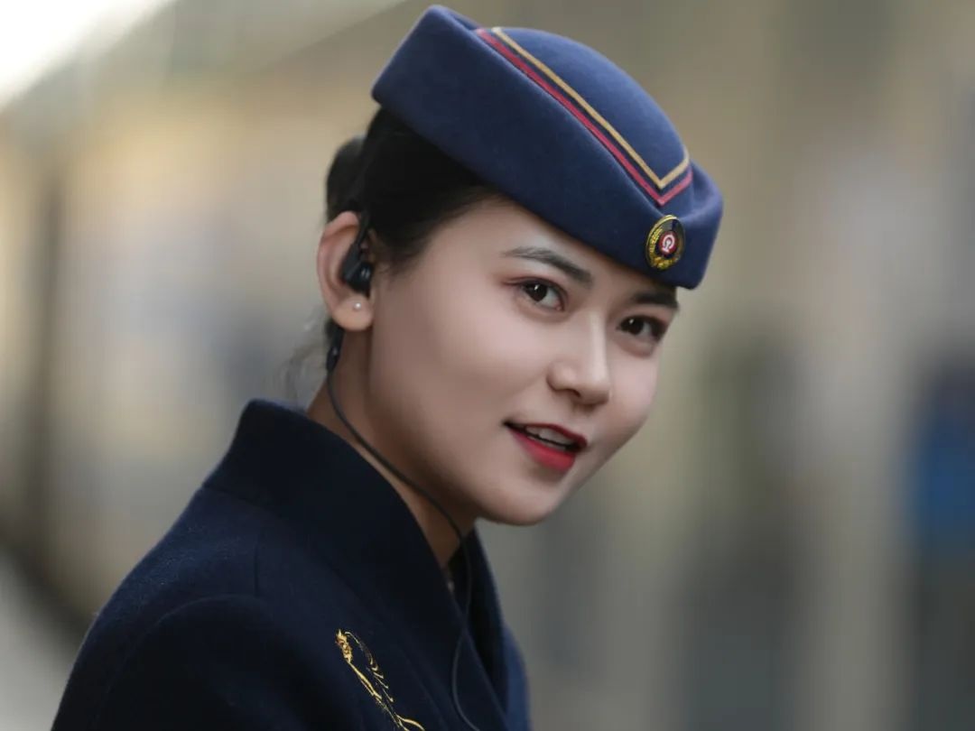 列车员上班戴耳麦?网友:这身穿搭真酷!