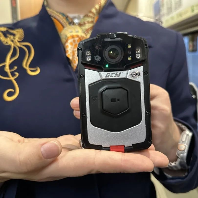 列车员上班戴耳麦?网友:这身穿搭真酷!