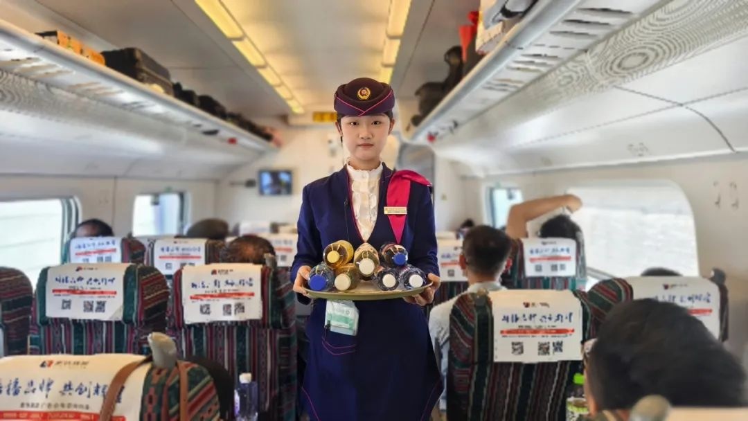 列车员上班戴耳麦?网友:这身穿搭真酷!