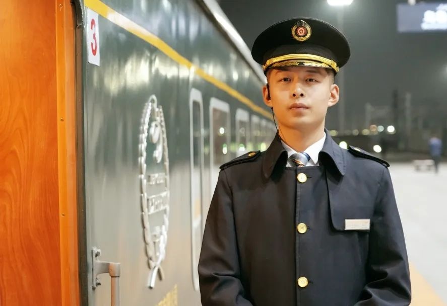 列车员上班戴耳麦?网友:这身穿搭真酷!