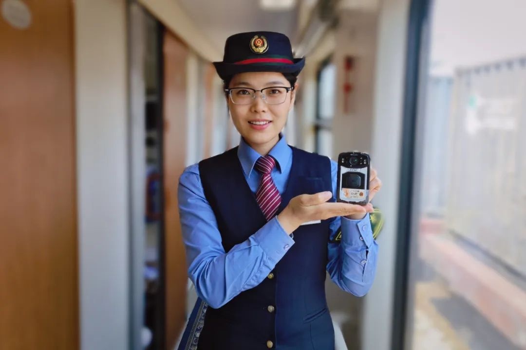 列车员上班戴耳麦?网友:这身穿搭真酷!