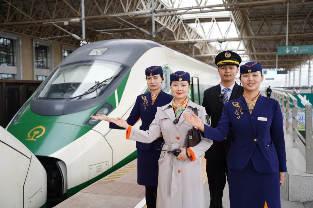 列车员上班戴耳麦?网友:这身穿搭真酷!