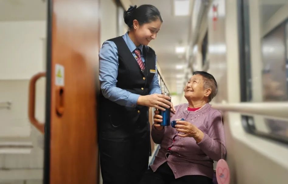 列车员上班戴耳麦?网友:这身穿搭真酷!