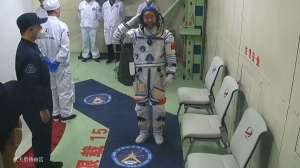 神二十航天员进入飞船返回舱