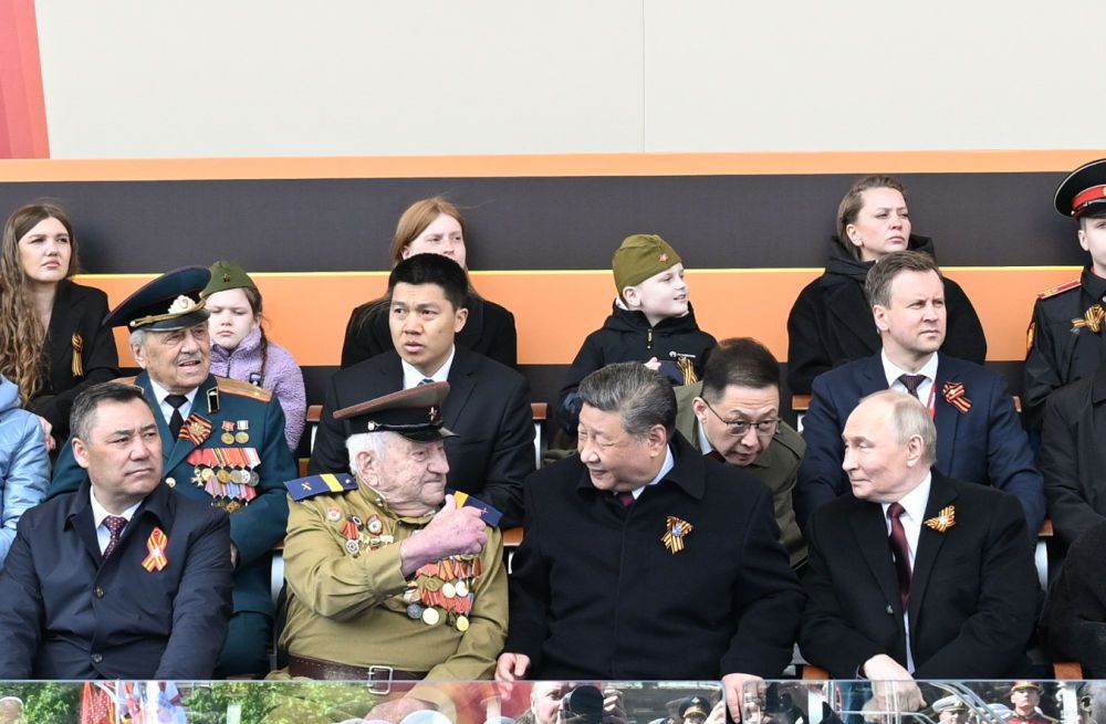 新华图讯丨习近平出席俄罗斯纪念苏联伟大卫国战争胜利80周年庆典