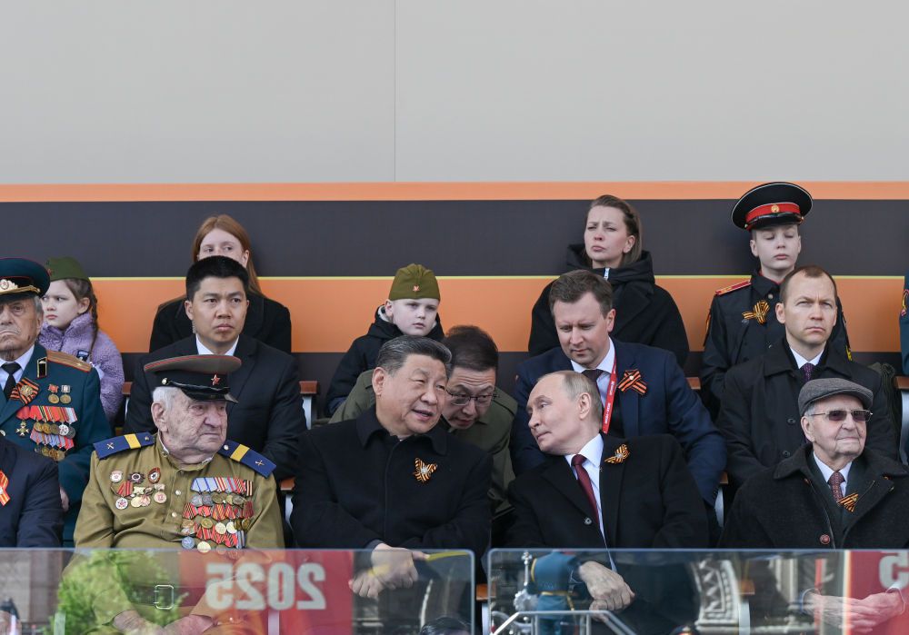 新华图讯丨习近平出席俄罗斯纪念苏联伟大卫国战争胜利80周年庆典