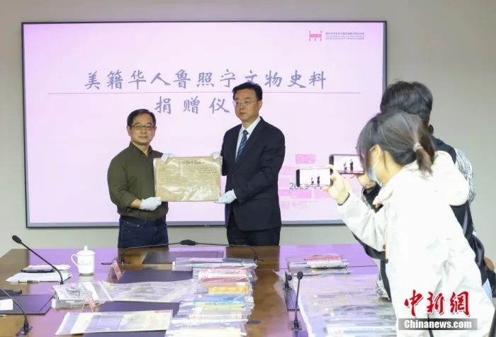 4月26日，“美籍华人鲁照宁文物史料捐赠仪式”在江苏南京的侵华日军南京大屠杀遇难同胞纪念馆举行。侵华日军军人手牒、刊登日军占领南京后状况的《纽约时报》原件等98件(套)海外文物史料入藏该馆。这也是鲁照宁近20年来第16次向该纪念馆捐赠重要文物史料。图为鲁照宁(左)向纪念馆捐赠文物史料。<a target='_blank' href=
