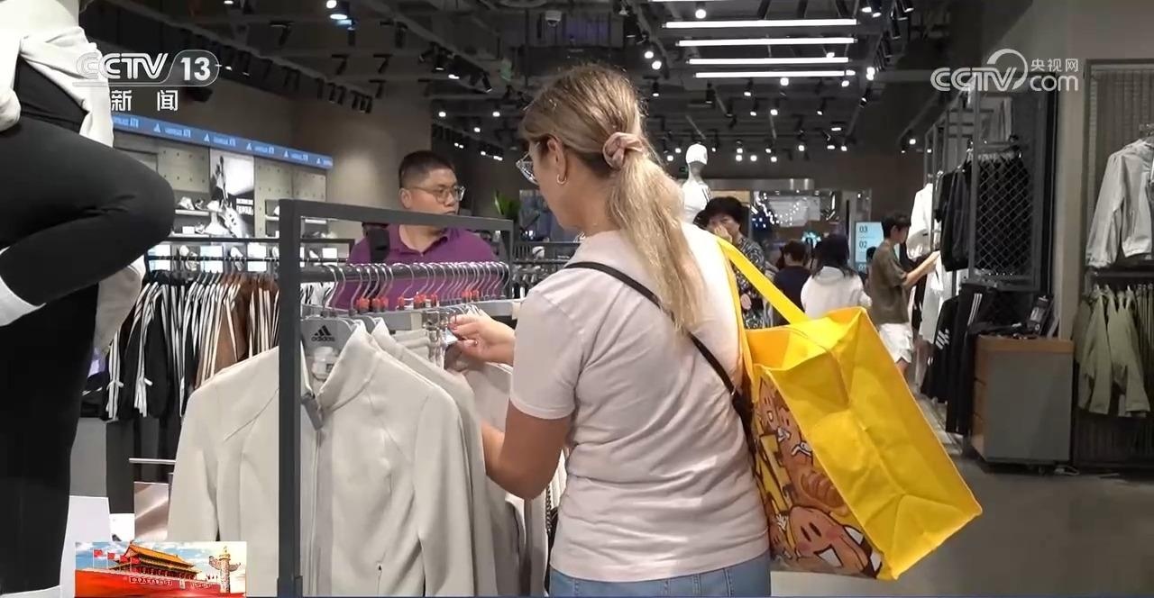 从“中国游”到“中国购” 外国游客在中国都有哪些“心头好”