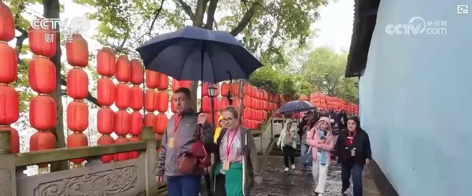 跨境游热度与消费力双攀升：双节入境客流创新高 “中国游 + 中国购” 热力迸发