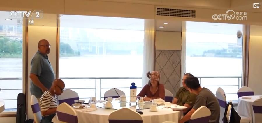 跨境游热度与消费力双攀升：双节入境客流创新高 “中国游 + 中国购” 热力迸发