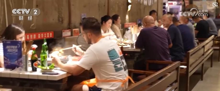 跨境游热度与消费力双攀升：双节入境客流创新高 “中国游 + 中国购” 热力迸发