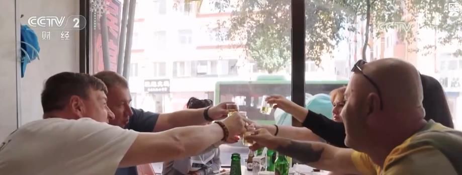 跨境游热度与消费力双攀升：双节入境客流创新高 “中国游 + 中国购” 热力迸发