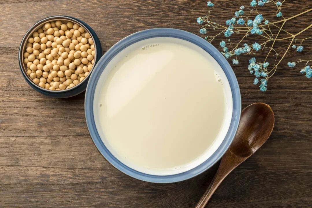 牛奶vs豆浆,到底哪个更营养?更适合你?